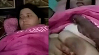 Pakistani aunty Fozia flaunts her big boobs in a steamy video