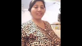 Desi aunty's boobs and sexy body in solo masturbation video