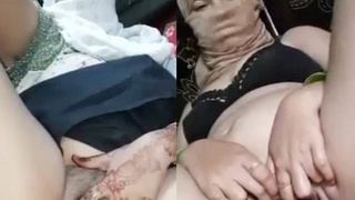 Muslim girl flaunts her body and pussy in seductive video