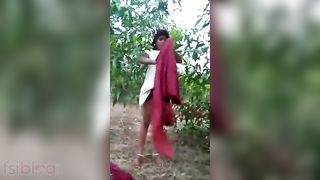 Indian bihari couple enjoys group sex outdoors
