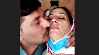 Pakistani aunty and her neighbor uncle have a romantic encounter