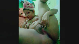 Enjoy the hot and sexy Srilankan girl in action