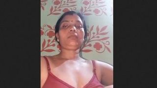 Mature aunty shows her displeasure in explicit video