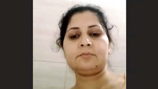 Indian bhabhi pleasures herself with her fingers in this sexy video