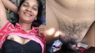 Desi girl indulges in outdoor sex on MMS