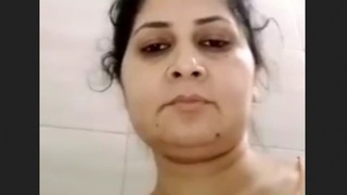 Aunty wife from Pakistan shows off her beautiful pussy