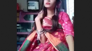 Cute Desi Girl in Saree Gets Naughty on Camera
