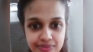 Kerala girl from Kottayam shows off nude in selfies