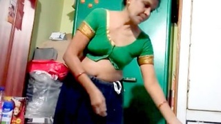 Nephew's hidden camera captures Desi auntie's secret moves in saree