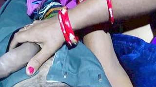 Watch a Desi Auntya in action in this hot video
