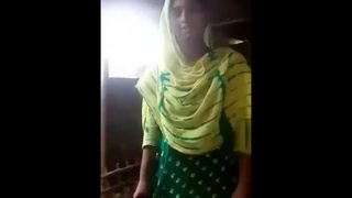 Bangladeshi babe flaunts her breasts in a hot video