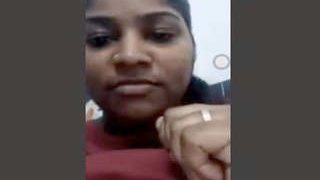Tamil girl pleasures herself with her fingers in video call
