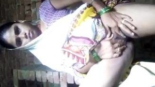 Desi bhabhi masturbates in sari with her fingers