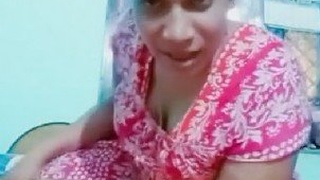 Horny Desi MILF gets naughty in Bhbahi video