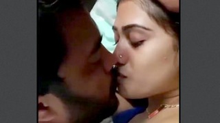 Desi couple kissing in steamy video
