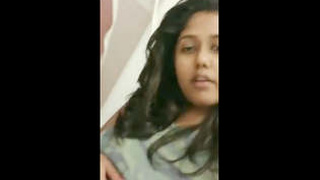 Naughty desi girl gets naked and shows off her body in leaked video