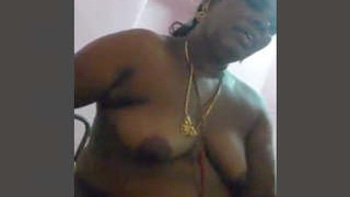 Randi's mature charm wows a customer