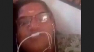 Mature bhabhi shows off her audio skills in this video