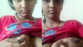 Desi girl fondles her breasts in a steamy video