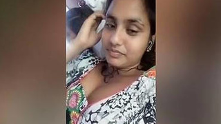 Desi girl flaunts her curves while chatting online