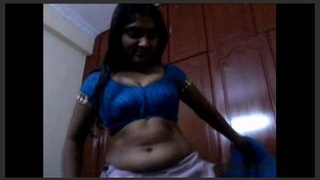 Indian housewife strips down to her sari and gives a blowjob