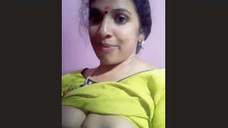 Indian aunty flaunts her big breasts in steamy video